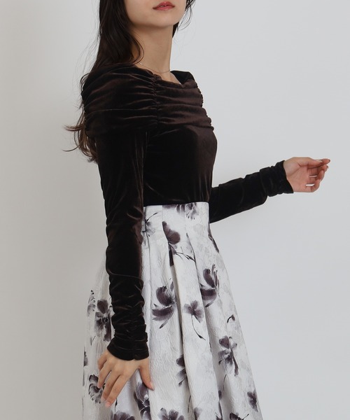 TRUDEA（トルディア）の「ベロアオフショルプルオーバー（Tシャツ/カットソー・レディース・ブラウン/グレイッシュブルー/ブラック・MEDIUM）」の5枚目の写真