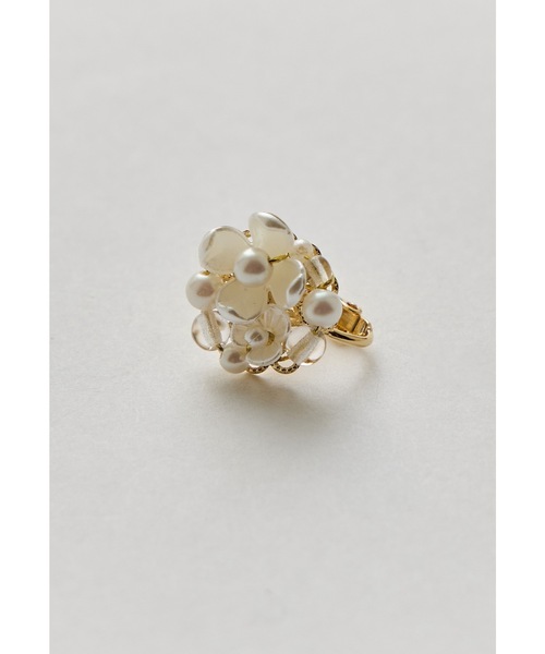 niana（ニアナ）の「パールフラワーイヤリング ゴールド シルバー 結婚式 二次会 同窓会 成人式 パーティー お呼ばれ オケージョン フォーマル（イヤリング・レディース・ゴールド/シルバー・FREE）」の4枚目の写真