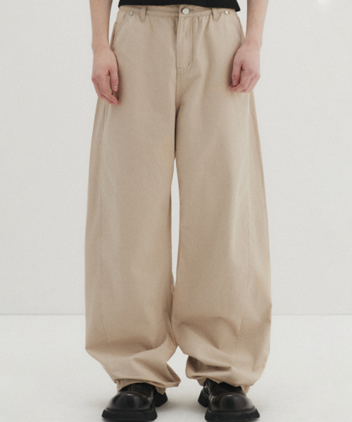 DNSR(ディーエヌエスアール)の「カーブドチノパンツベージュ(その他パンツ・メンズ・その他・LARGE/X-LARGE/SMALL/MEDIUM)」の1枚目の写真