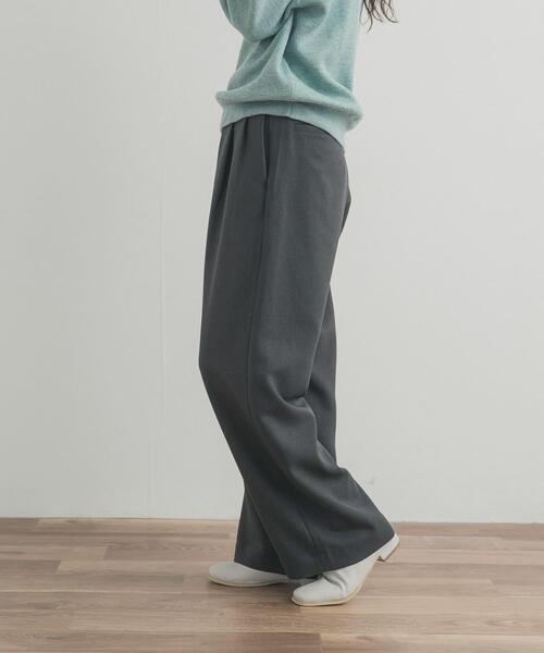 URBAN RESEARCH DOORS（アーバンリサーチドアーズ）の「『UR TECH SMOOTHLUXE』ワイドトラウザー（その他パンツ・レディース・アイボリー/チャコールグレー・SMALL/MEDIUM）」の4枚目の写真