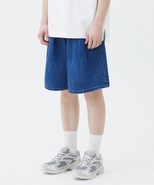 TRILLION(トリリオン)の「レインスロップツータックバミューダデニムショーツ(BLUE)(その他パンツ・レディース・その他・MEDIUM/LARGE/X-LARGE)」の4枚目の写真