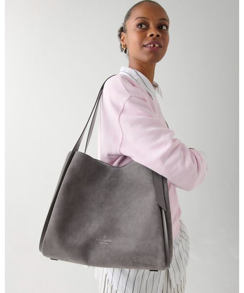 kate spade new york（ケイトスペード ニューヨーク）の「ノット スエード ラージ キャリーオール（ショルダーバッグ・レディース・グレー・ONESIZE）」の4枚目の写真