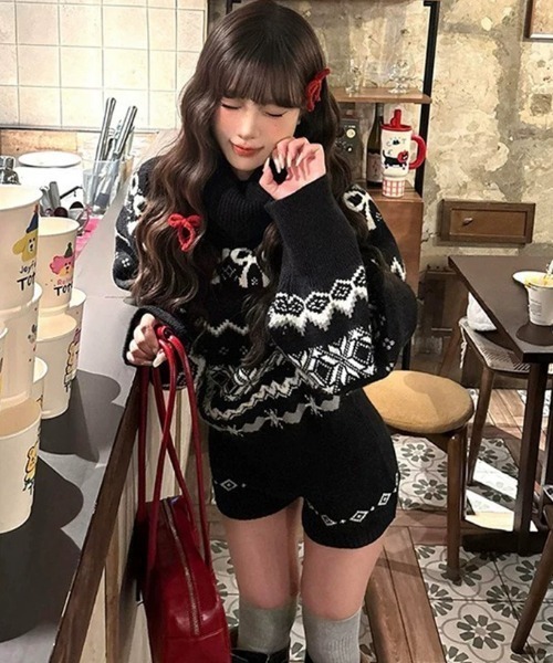ViViDAY(ビビデー)の「【上下2点セット】ハイネックノルディック柄ニットプルオーバー+ニットショートパンツ(セットアップ・レディース・ブラック・M)」の2枚目の写真