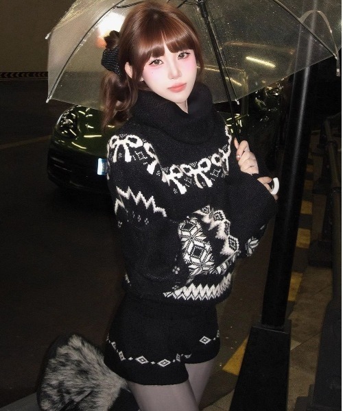 ViViDAY(ビビデー)の「【上下2点セット】ハイネックノルディック柄ニットプルオーバー+ニットショートパンツ(セットアップ・レディース・ブラック・M)」の4枚目の写真
