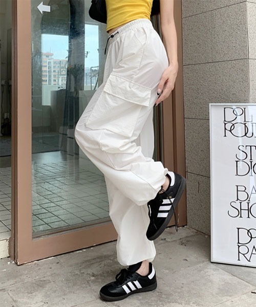 VIBGYOR Women（ヴィブジョー　ウィメン）の「【Mayree】イージー ドローコード カーゴパンツ【13色展開】（カーゴパンツ・レディース・シルバー/カーキ/ホワイト・LARGE/MEDIUM/SMALL）」の2枚目の写真