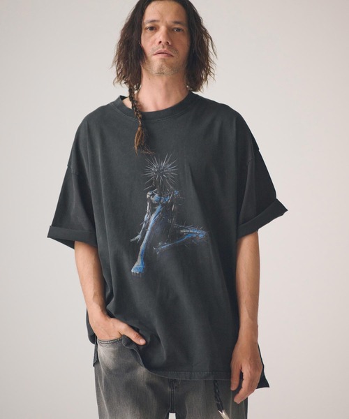 ADAM PATEK(アダムパテック)の「ADAPATEK/(ADAMPATEK / RED:BANSHEE) SPIKE THRONE Graphic short sleeve t-shirt/コラボレーションT(Tシャツ/カットソー・メンズ・ブラック・2/1)」の1枚目の写真
