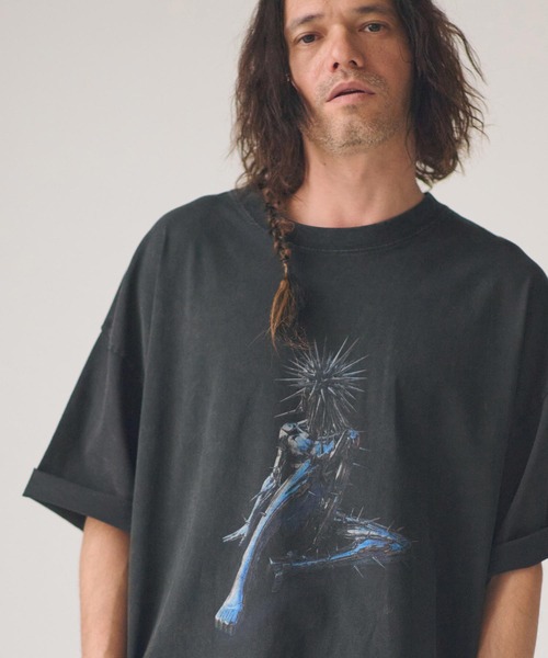 ADAM PATEK(アダムパテック)の「ADAPATEK/(ADAMPATEK / RED:BANSHEE) SPIKE THRONE Graphic short sleeve t-shirt/コラボレーションT(Tシャツ/カットソー・メンズ・ブラック・2/1)」の2枚目の写真