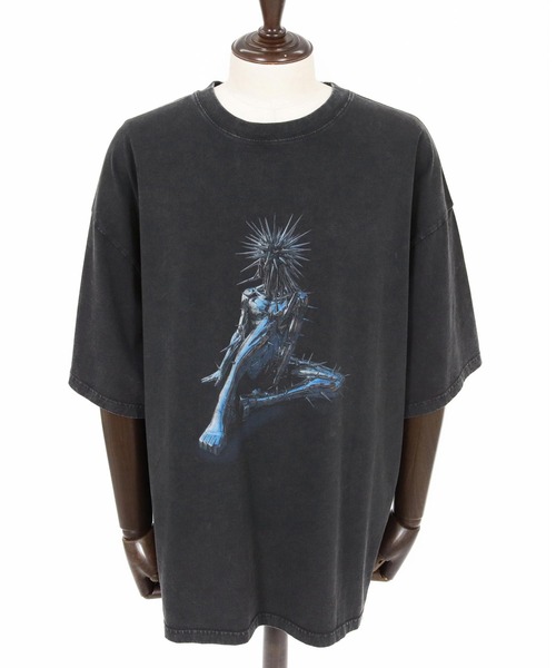 ADAM PATEK(アダムパテック)の「ADAPATEK/(ADAMPATEK / RED:BANSHEE) SPIKE THRONE Graphic short sleeve t-shirt/コラボレーションT(Tシャツ/カットソー・メンズ・ブラック・2/1)」の16枚目の写真
