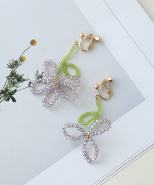 Cepica（セピカ）の「アシメくるりフラワービーズイヤリング（イヤリング・レディース・ラベンダー・FREE）」の4枚目の写真