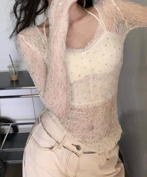 MEMECLE(メメクル)の「【 MEMECLE / メメクル 】Vネック スタッズ付きシアーレーストップス(Tシャツ/カットソー・レディース・ホワイト・MEDIUM/SMALL)」の1枚目の写真