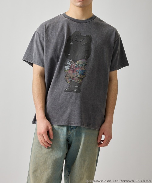 le cercle ADAM ET ROPE'(ルセルクルアダムエロペ)の「【HELLO KITTY BLACK別注】HELLO KITTY MULTI HOODIE Tシャツ(Tシャツ/カットソー・メンズ・ホワイト/チャコールグレー・L/M/S)」の5枚目の写真
