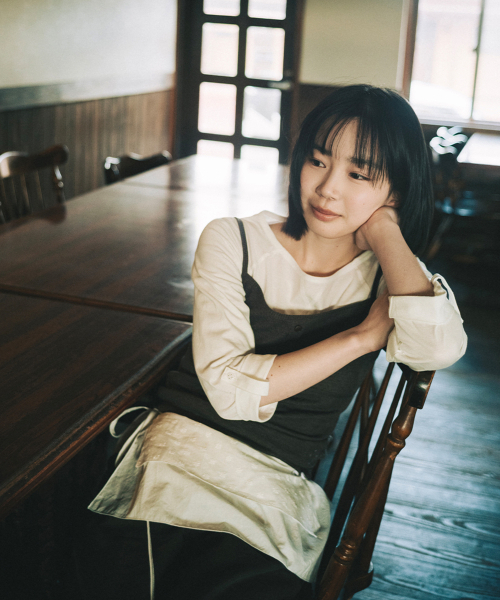 OHESHIO（オヘシオ）の「STITCH BUTTON SLEEVELESS, BROWN（Tシャツ/カットソー・レディース・その他・FREE）」の2枚目の写真