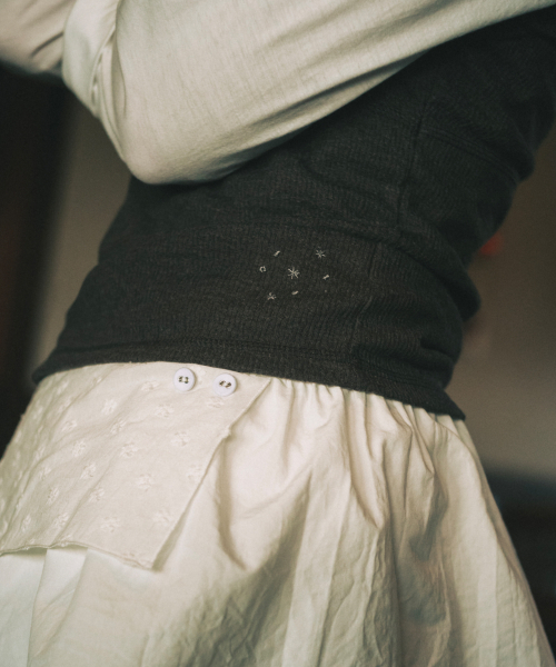 OHESHIO（オヘシオ）の「STITCH BUTTON SLEEVELESS, BROWN（Tシャツ/カットソー・レディース・その他・FREE）」の4枚目の写真