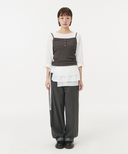 OHESHIO（オヘシオ）の「STITCH BUTTON SLEEVELESS, BROWN（Tシャツ/カットソー・レディース・その他・FREE）」の5枚目の写真