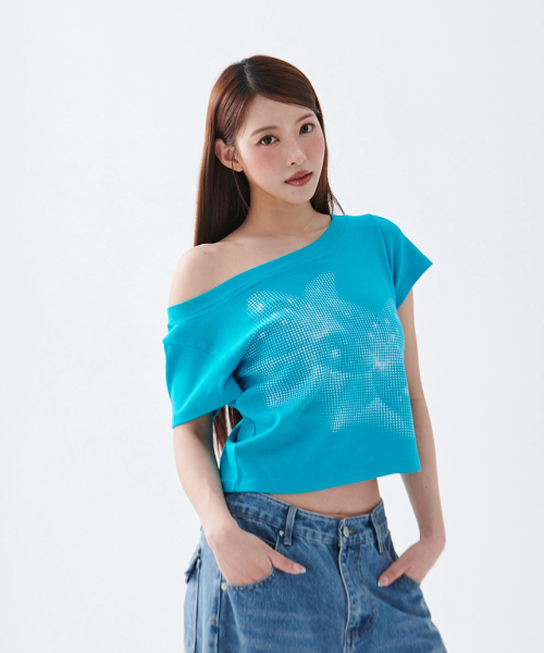 ESCAPEFROM（エスケープフロム）の「[ESCF x ハットゥデイ] ハーフトーンリリーボートネックスリムフィット半袖Tシャツティルブルー（Tシャツ/カットソー・レディース・その他・MEDIUM）」の2枚目の写真