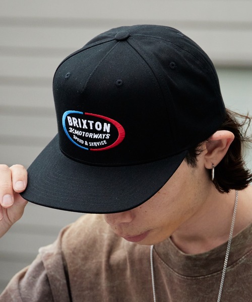 BRIXTON(ブリクストン)の「BRIXTON/ブリクストン RHETT MP SNPK フラットバイザー 刺繍 5パネル 吸湿 メンズ ユニセックス 2026年 夏 夏服(キャップ・メンズ・ブラック・FREE)」の1枚目の写真