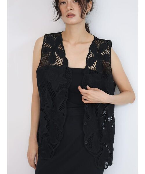 FIKA.(フィーカ)の「Floral lace vest(ベスト・レディース・オフホワイト/ダークブラウン/ブラック・MEDIUM)」の8枚目の写真