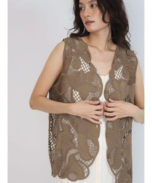 FIKA.(フィーカ)の「Floral lace vest(ベスト・レディース・オフホワイト/ダークブラウン/ブラック・MEDIUM)」の16枚目の写真