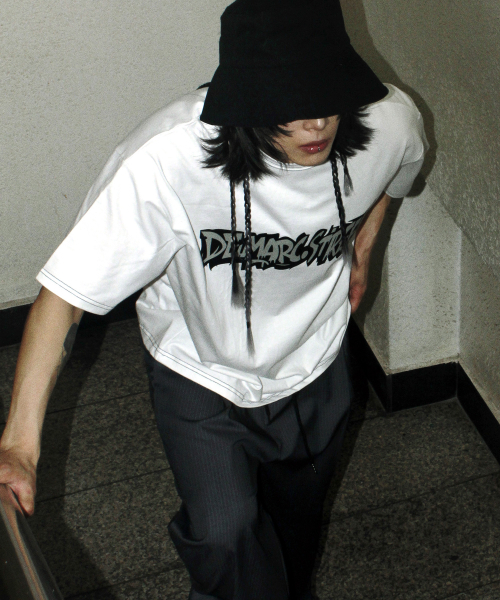 DEMARC(ドゥマーク)の「M text graffiti boxy short sleeve tee - White(Tシャツ/カットソー・メンズ・その他・MEDIUM/LARGE)」の1枚目の写真