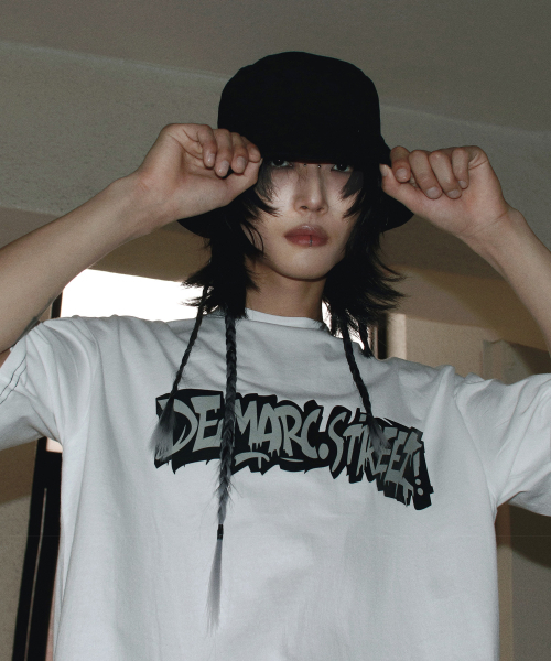 DEMARC(ドゥマーク)の「M text graffiti boxy short sleeve tee - White(Tシャツ/カットソー・メンズ・その他・MEDIUM/LARGE)」の2枚目の写真