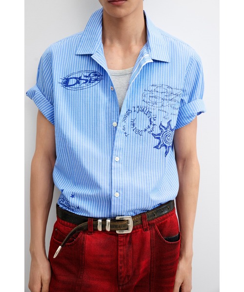 Desigual(デシグアル)の「ストライプ グラフィック 半袖シャツ【2026-2027年秋冬新作】(シャツ/ブラウス・メンズ・ブルー・L/M/S)」の2枚目の写真