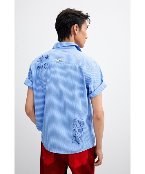 Desigual(デシグアル)の「ストライプ グラフィック 半袖シャツ【2026-2027年秋冬新作】(シャツ/ブラウス・メンズ・ブルー・L/M/S)」の4枚目の写真
