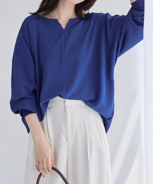 Viola e Viola(ヴィオラエヴィオラ)の「【お手入れらくちん】袖リブ付キーネックドルマンブラウス(シャツ/ブラウス・レディース・ライトグレー/ブルー/ブラック/ブラウン系その他・M/L/LL)」の4枚目の写真