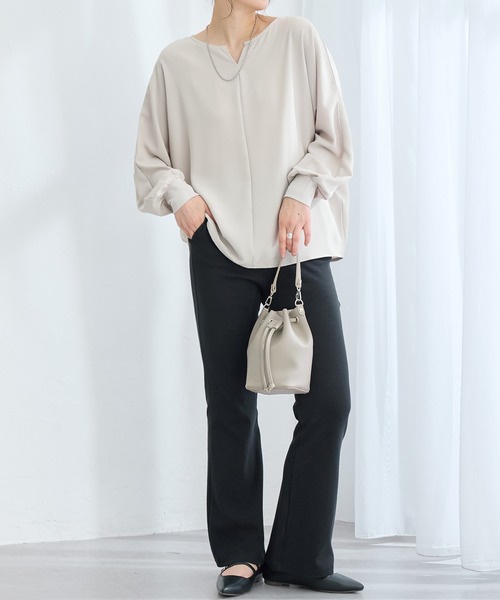 Viola e Viola(ヴィオラエヴィオラ)の「【お手入れらくちん】袖リブ付キーネックドルマンブラウス(シャツ/ブラウス・レディース・ライトグレー/ブルー/ブラック/ブラウン系その他・M/L/LL)」の22枚目の写真