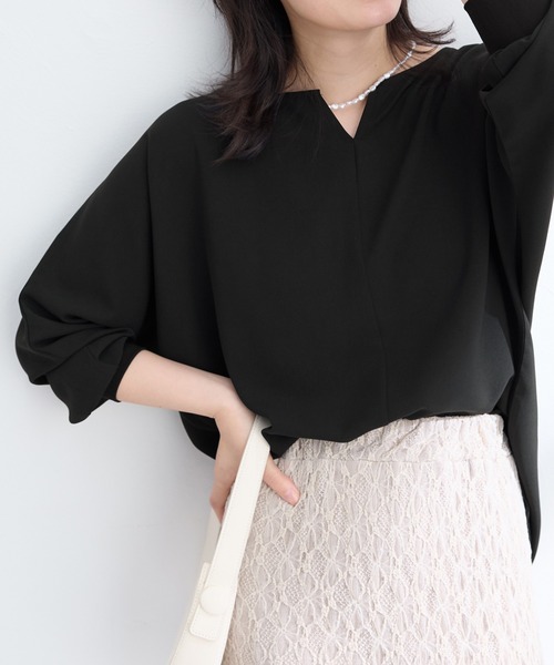 Viola e Viola(ヴィオラエヴィオラ)の「【お手入れらくちん】袖リブ付キーネックドルマンブラウス(シャツ/ブラウス・レディース・ライトグレー/ブルー/ブラック/ブラウン系その他・M/L/LL)」の5枚目の写真