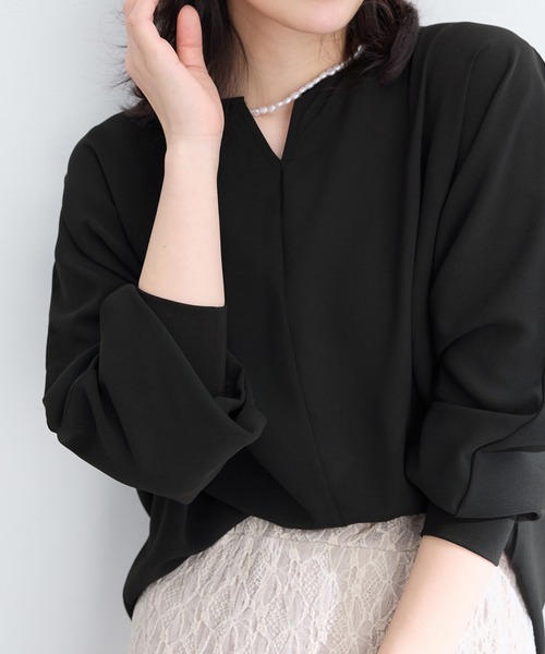 Viola e Viola(ヴィオラエヴィオラ)の「【お手入れらくちん】袖リブ付キーネックドルマンブラウス(シャツ/ブラウス・レディース・ライトグレー/ブルー/ブラック/ブラウン系その他・M/L/LL)」の6枚目の写真