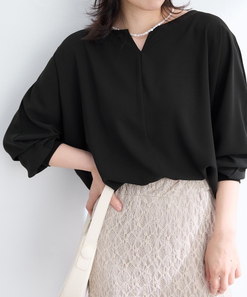 Viola e Viola(ヴィオラエヴィオラ)の「【お手入れらくちん】袖リブ付キーネックドルマンブラウス(シャツ/ブラウス・レディース・ライトグレー/ブルー/ブラック/ブラウン系その他・M/L/LL)」の7枚目の写真