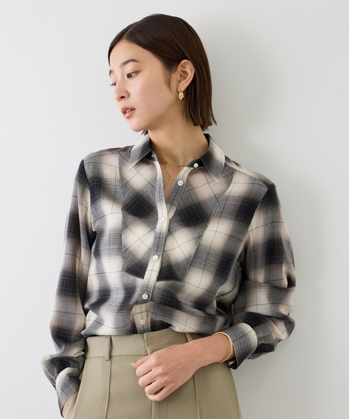 ROPE'(ロペ)の「【J'aDoRe・一部店舗限定サイズ】ボウタイ付きシアーチェックシャツブラウス(取り外し可能 )/イージーケア(シャツ/ブラウス・レディース・ブラウン系その他2/グレー・38)」の2枚目の写真