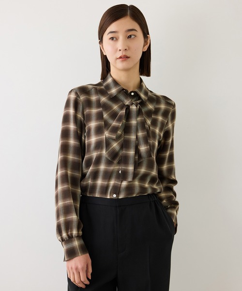 ROPE'(ロペ)の「【J'aDoRe・一部店舗限定サイズ】ボウタイ付きシアーチェックシャツブラウス(取り外し可能 )/イージーケア(シャツ/ブラウス・レディース・ブラウン系その他2/グレー・38)」の3枚目の写真