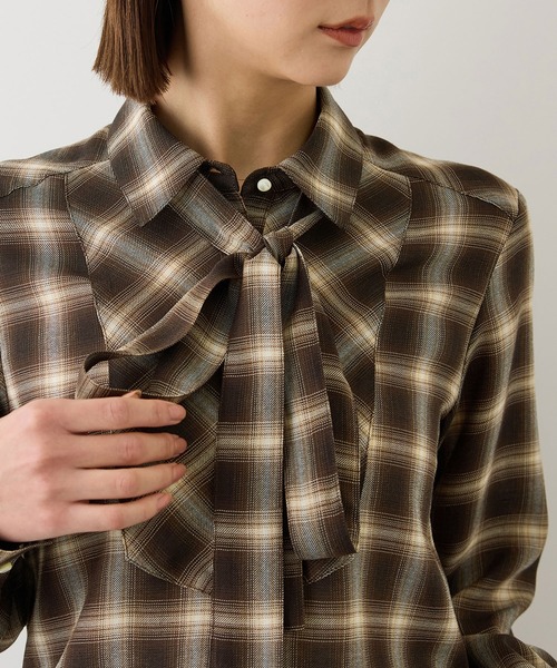 ROPE'(ロペ)の「【J'aDoRe・一部店舗限定サイズ】ボウタイ付きシアーチェックシャツブラウス(取り外し可能 )/イージーケア(シャツ/ブラウス・レディース・ブラウン系その他2/グレー・38)」の5枚目の写真