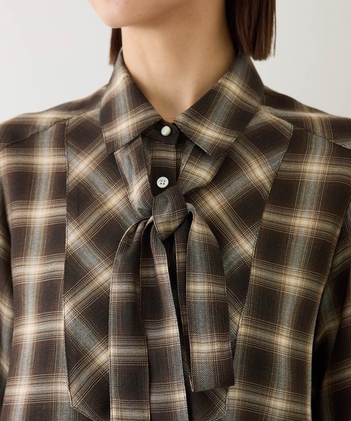 ROPE'(ロペ)の「【J'aDoRe・一部店舗限定サイズ】ボウタイ付きシアーチェックシャツブラウス(取り外し可能 )/イージーケア(シャツ/ブラウス・レディース・ブラウン系その他2/グレー・38)」の11枚目の写真