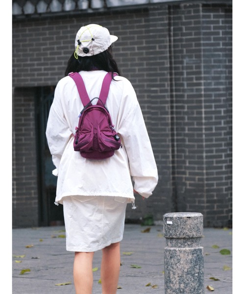 OFFWINTER(オフウィンター)の「【OFFWINTER】軽撥水ソリッド素材 ロケットバックパック 9インチ(スペースシリーズ)(バックパック/リュック・メンズ・レッド/ブルー/ライトパープル/グリーン/ブラック/バーガンディー・SMALL)」の18枚目の写真