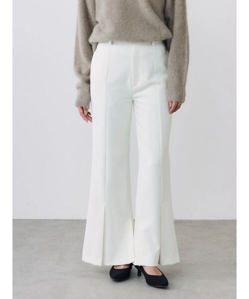 TONAL(トーナル)の「TRストレッチフレアパンツ(スラックス・レディース・オフホワイト/ブラック/グレー・SMALL/MEDIUM)」の1枚目の写真