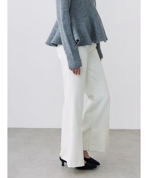 TONAL(トーナル)の「TRストレッチフレアパンツ(スラックス・レディース・オフホワイト/ブラック/グレー・SMALL/MEDIUM)」の7枚目の写真