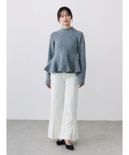 TONAL(トーナル)の「TRストレッチフレアパンツ(スラックス・レディース・オフホワイト/ブラック/グレー・SMALL/MEDIUM)」の12枚目の写真