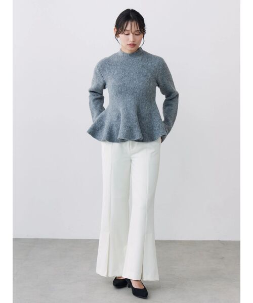 TONAL(トーナル)の「TRストレッチフレアパンツ(スラックス・レディース・オフホワイト/ブラック/グレー・SMALL/MEDIUM)」の13枚目の写真