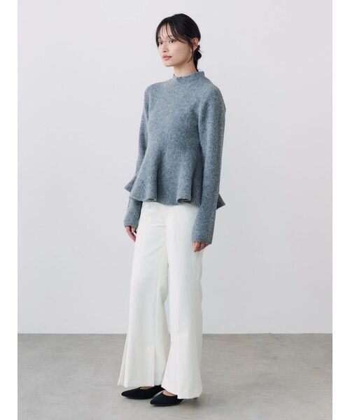 TONAL(トーナル)の「TRストレッチフレアパンツ(スラックス・レディース・オフホワイト/ブラック/グレー・SMALL/MEDIUM)」の14枚目の写真