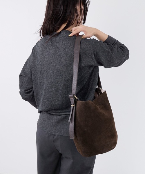 AULENTTI(オウレンティ)の「【AULENTTI】スエードワンショルダートートバッグ withチェーンショルダーポーチ-One-Handle Tote Bag(トートバッグ・レディース・ダークブラウン・FREE)」の16枚目の写真
