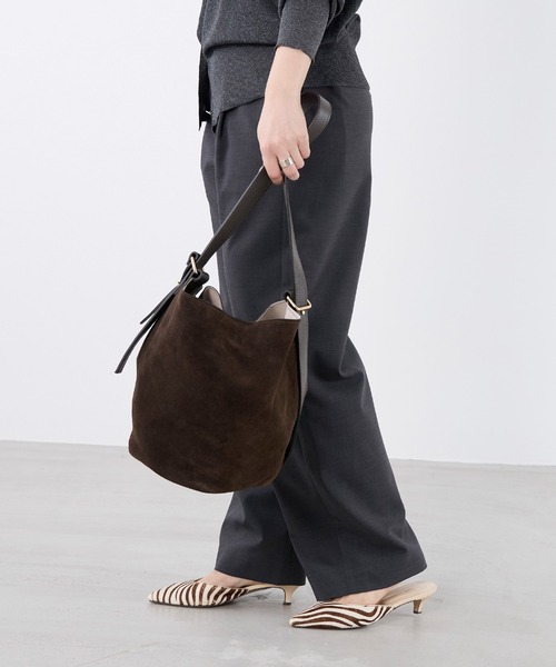 AULENTTI(オウレンティ)の「【AULENTTI】スエードワンショルダートートバッグ withチェーンショルダーポーチ-One-Handle Tote Bag(トートバッグ・レディース・ダークブラウン・FREE)」の17枚目の写真