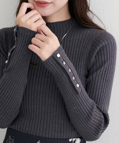 natural couture(ナチュラルクチュール)の「【ZOZO限定】袖口べこべこ釦プチハイリブニット(ニット/セーター・レディース・ブルー/モカ/レッド/ピンク/チャコールグレー/ピンク系その他/オフホワイト/ブラック・FREE)」の3枚目の写真