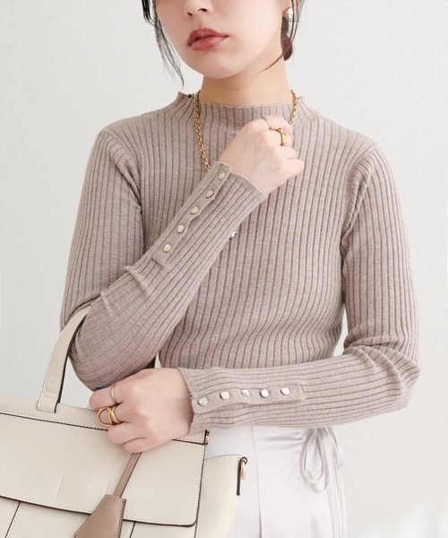 natural couture(ナチュラルクチュール)の「【ZOZO限定】袖口べこべこ釦プチハイリブニット(ニット/セーター・レディース・ブルー/モカ/レッド/ピンク/チャコールグレー/ピンク系その他/オフホワイト/ブラック・FREE)」の4枚目の写真