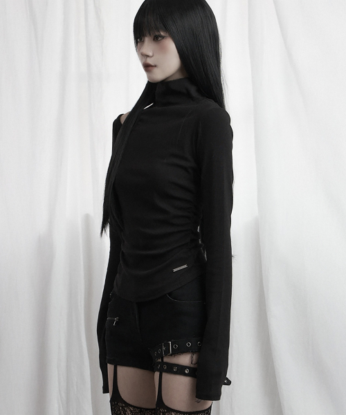 ETRE AU SOMMET(エトレオソメ)の「ハイネックショルダーカットアウトトップ(ブラック)(Tシャツ/カットソー・レディース・ブラック・FREE)」の2枚目の写真