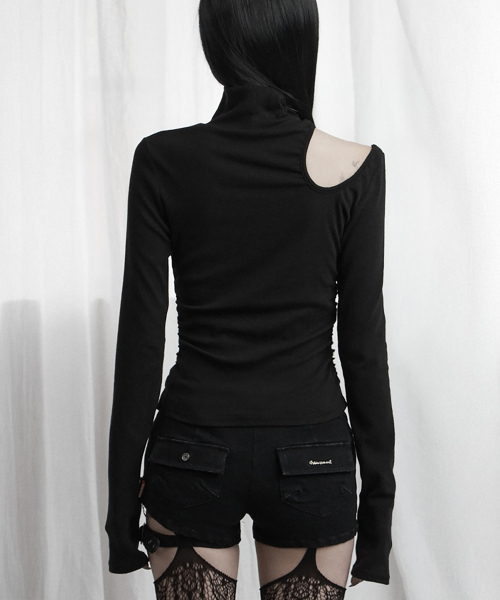 ETRE AU SOMMET(エトレオソメ)の「ハイネックショルダーカットアウトトップ(ブラック)(Tシャツ/カットソー・レディース・ブラック・FREE)」の3枚目の写真