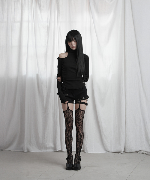 ETRE AU SOMMET(エトレオソメ)の「ハイネックショルダーカットアウトトップ(ブラック)(Tシャツ/カットソー・レディース・ブラック・FREE)」の5枚目の写真