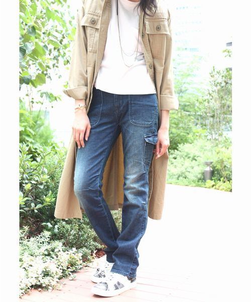 AVIREX(アヴィレックス)の「avirex/ アヴィレックス / DENIM TUCK PANTS/ デニム タックパンツ(デニムパンツ・レディース・ブルー系その他/ライトインディゴブルー・MEDIUM/SMALL/LARGE)」の2枚目の写真