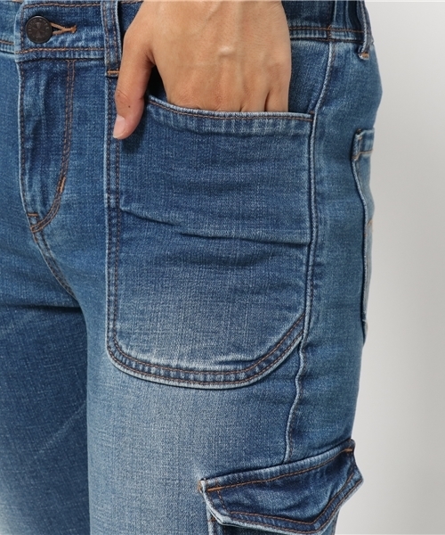 AVIREX(アヴィレックス)の「avirex/ アヴィレックス / DENIM TUCK PANTS/ デニム タックパンツ(デニムパンツ・レディース・ブルー系その他/ライトインディゴブルー・MEDIUM/SMALL/LARGE)」の3枚目の写真